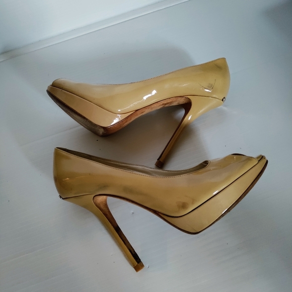 DIOR BEIGE PATENT LEATHER PEEP TOE PUMPS size 36 - Picture 5 of 10